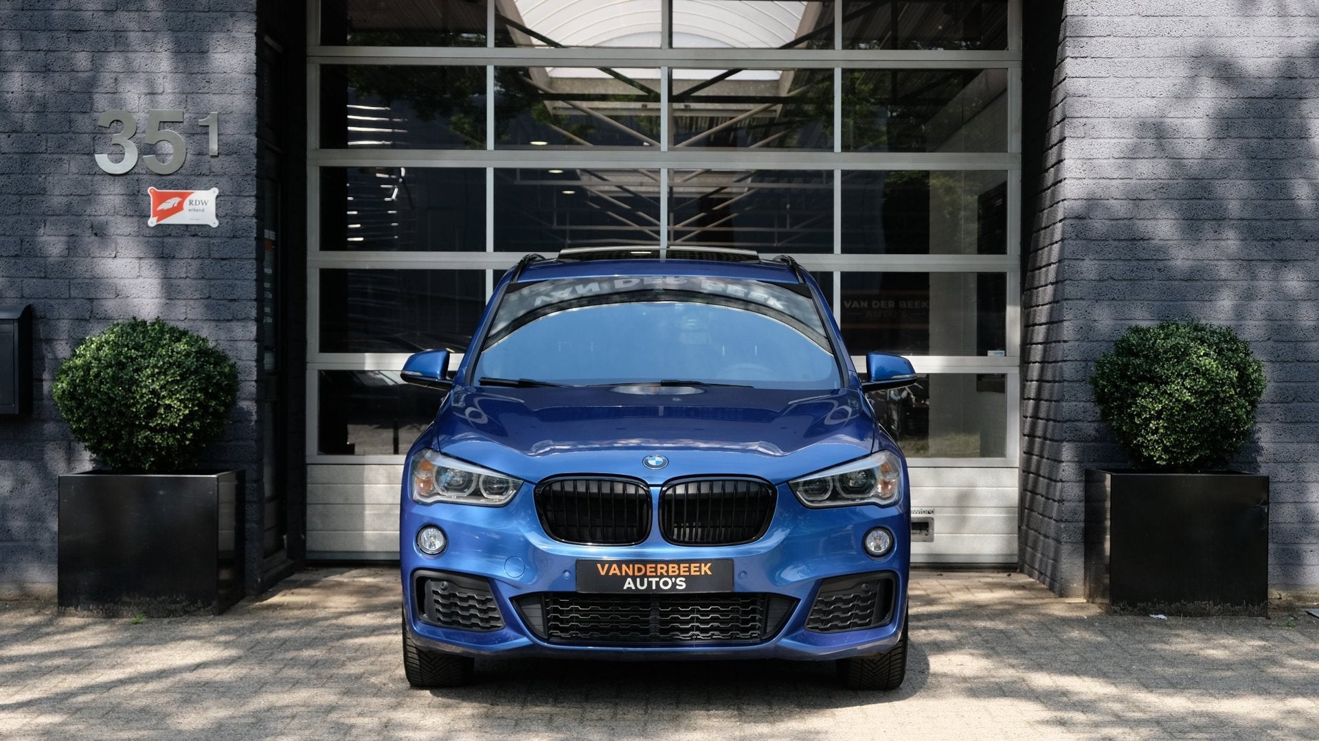 BMW X1 SDrive20i High Executive M-Sport ACC| HUD|PANO|H/K|1E, Auto's, Zwart, Blauw, Alcantara, Origineel Nederlands