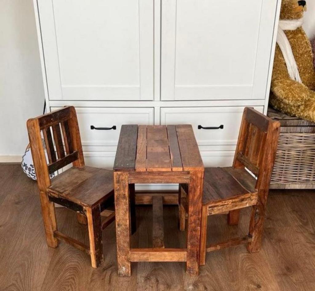 Handgemaakte robuste kinder tafel met twee stoelen, Kinderen en Baby's, Kinderkamer | Tafels en Stoelen, Ophalen, Nieuw, Tafel(s) en Stoel(en)