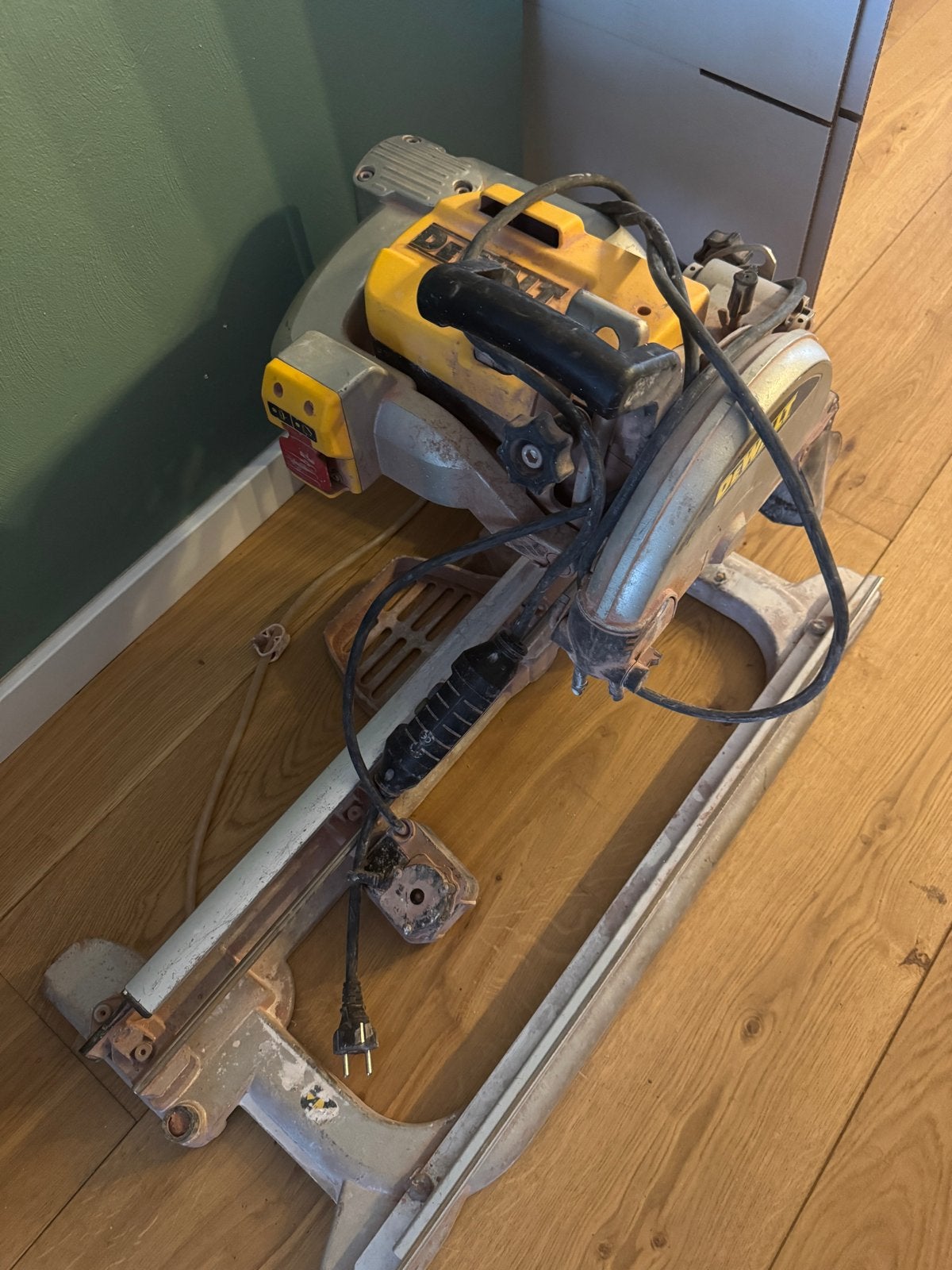Foto 3 van DeWalt D24000 Tegelzaag - Gebruikt en Werkend