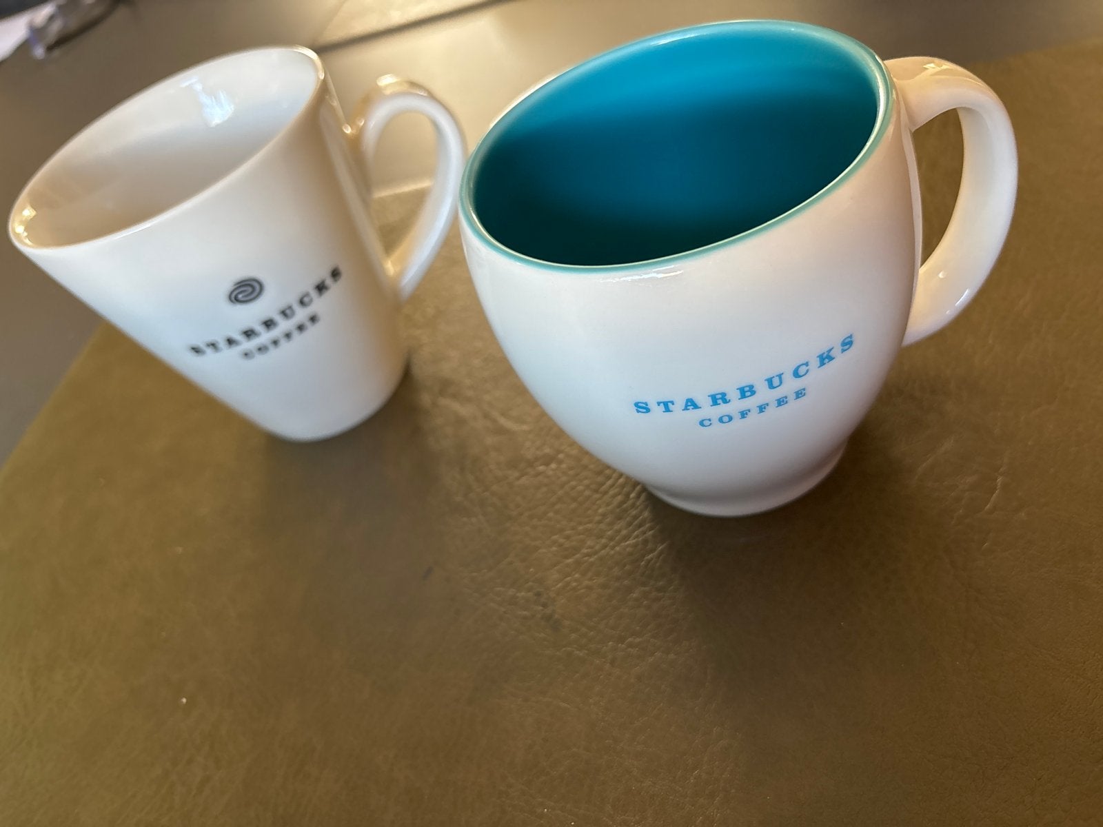 Starbucks mokken - Wit met blauwe binnenkant, Huis en Inrichting, Keuken | Servies, Keramiek, Zo goed als nieuw, Starbucks, Mok