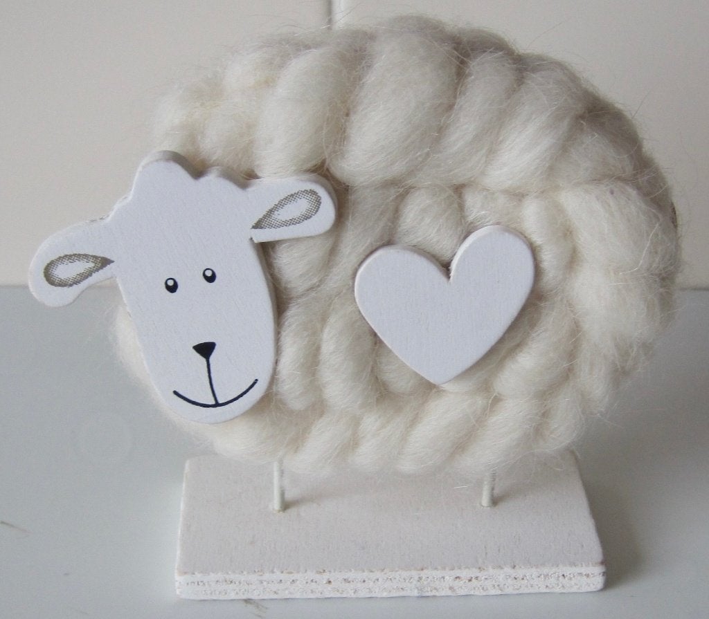 houten beeldje van schaap met wol en hartje, Ophalen of Verzenden, Zo goed als nieuw, Dier