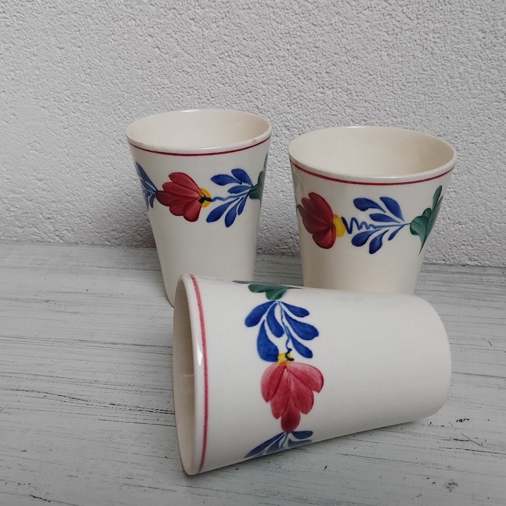 P. Regout,  set melkbekers boerenbont, Ophalen of Verzenden
