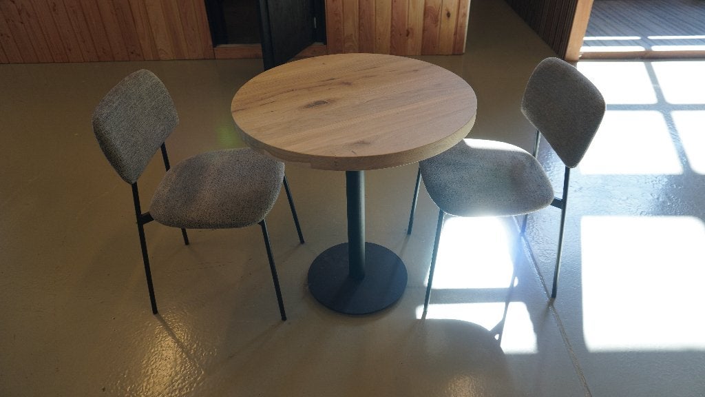 eikenhouten ronde tafel met zwart onderstel en 2 stoelen, Ophalen, 100 tot 150 cm, Rond, Nieuw