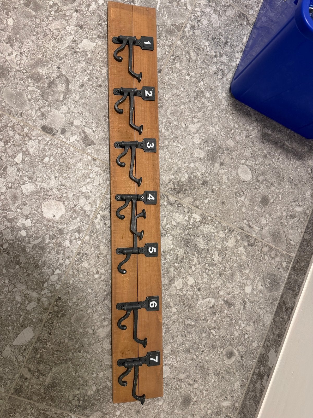 Houten wandkapstok met 7 gietijzeren haken, Huis en Inrichting, Woonaccessoires | Kapstokken, Wandkapstok, Gebruikt, 100 tot 150 cm