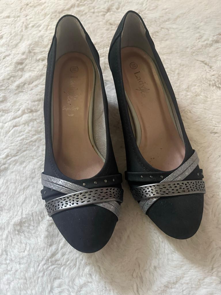 Ladyflex zwarte pumps met zilveren details - Maat 38, Pumps, Zwart, Ophalen of Verzenden, Gedragen