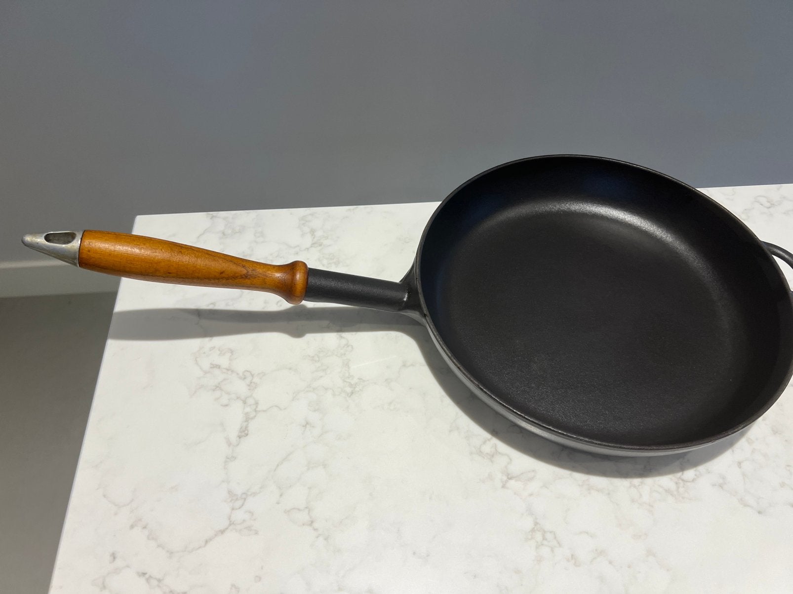 Staub koekenpan 28 cm mat zwart in heel goede staat, Koekenpan, Gebruikt, Gietijzer, Ophalen of Verzenden
