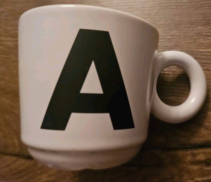 Mok met letter 'A', Overige typen, Ophalen of Verzenden, Zo goed als nieuw, Steen/keramiek