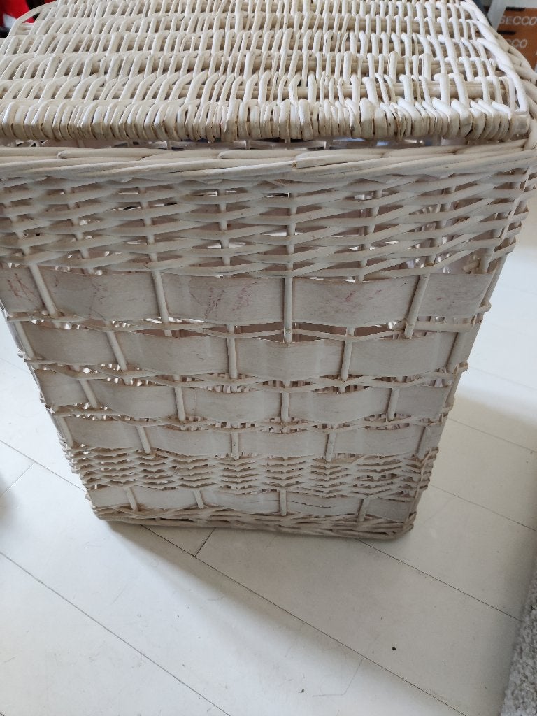 wasmand gevlochten met waszak roosjes, Huis en Inrichting, Ophalen, Gebruikt, Wit, Wasmand