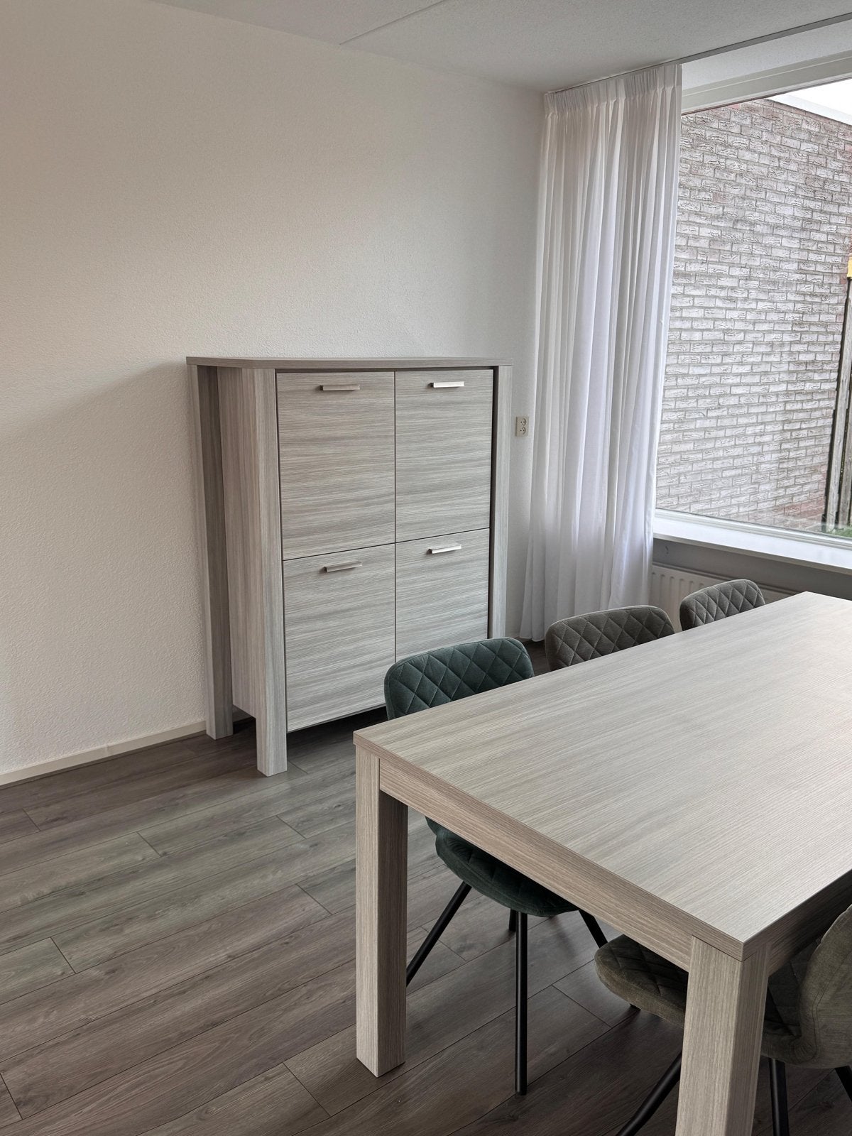 Moderne opbergkast met 4 deuren inclusief tafel, Ophalen, Zo goed als nieuw