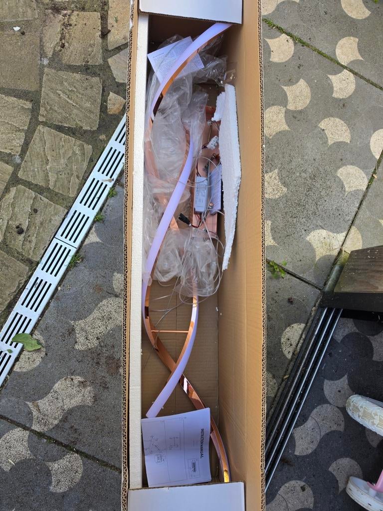 Mooie hanglamp nieuw in de doos rose goud, Huis en Inrichting, Lampen | Hanglampen, Ophalen of Verzenden, Nieuw, 75 cm of meer