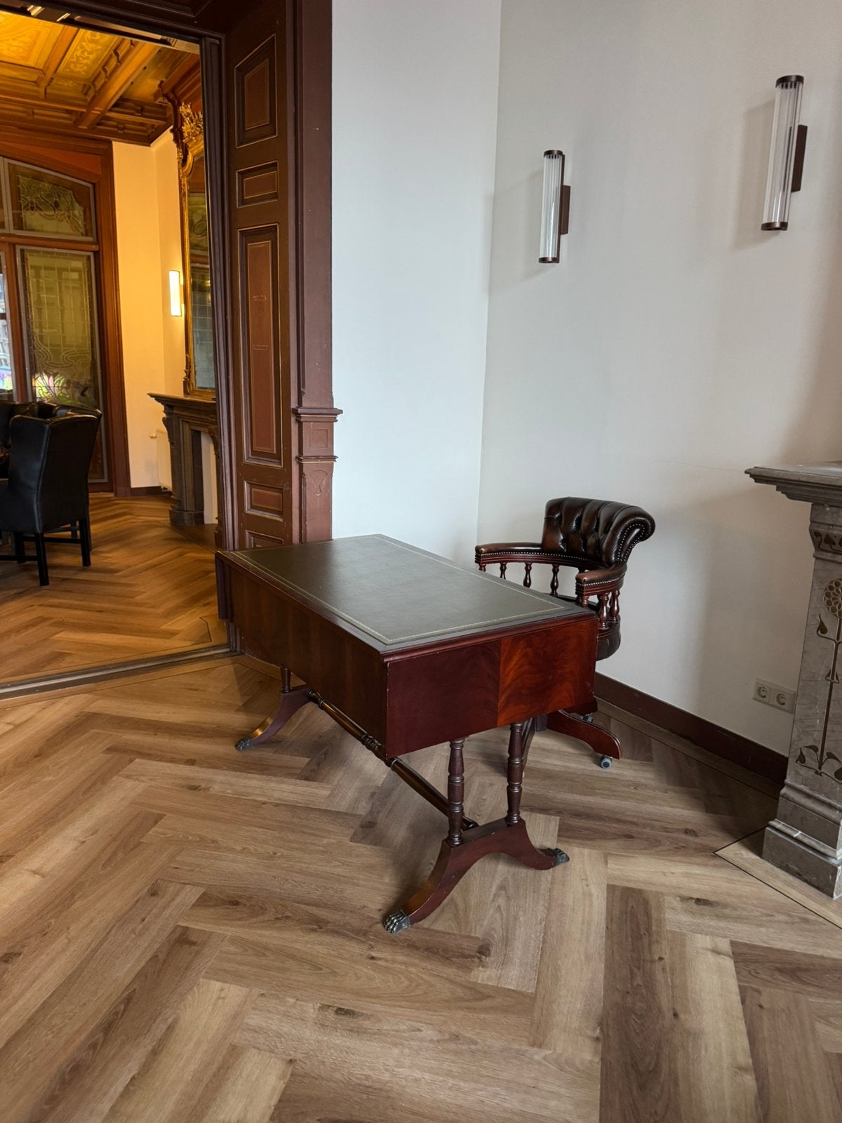 Prachtig bureau met verlengbare zijkanten, Ophalen