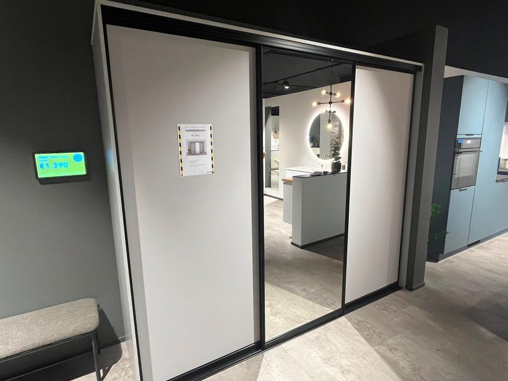 GARDEROBE KAST KVIK NIEUW uit onze showroom, 200 cm of meer, KVIK, Nieuw, 200 cm of meer