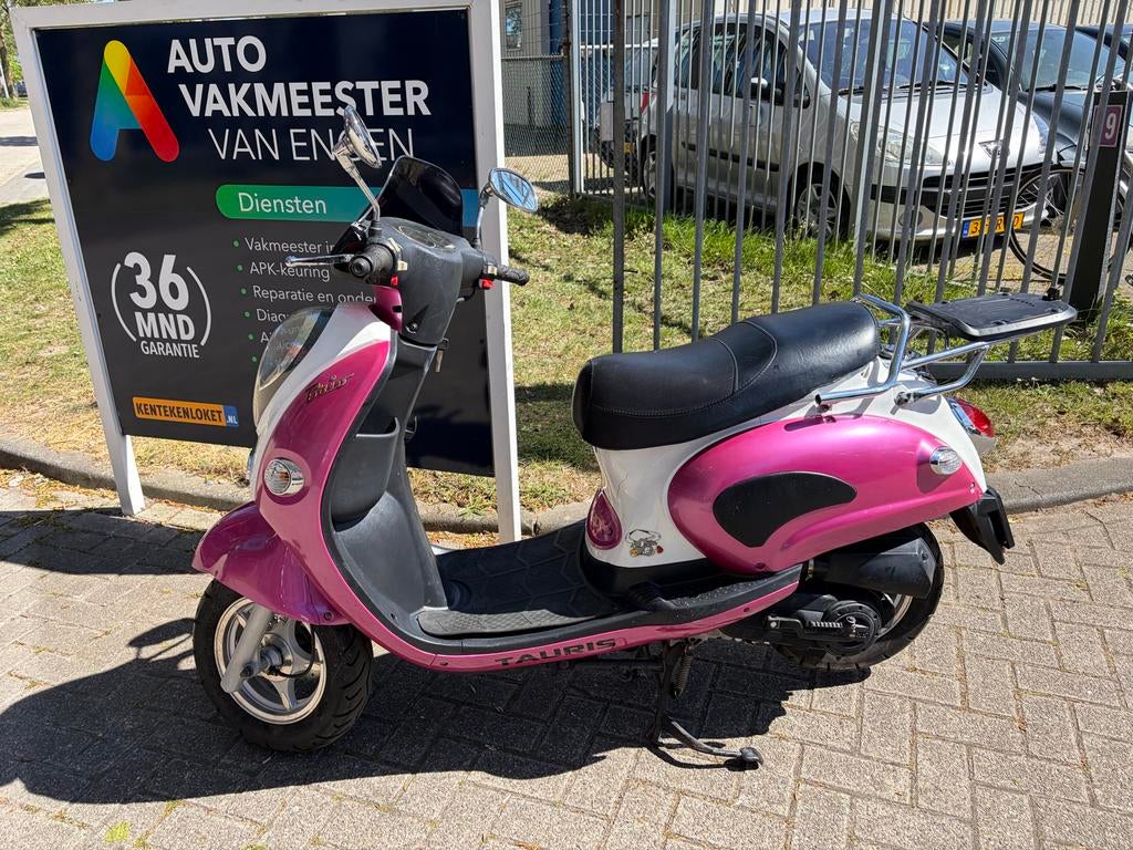 Tauris Brio Scooter - Roze/Wit - Stijlvol, Ophalen, Gebruikt, Maximaal 45 km/u, Benzine