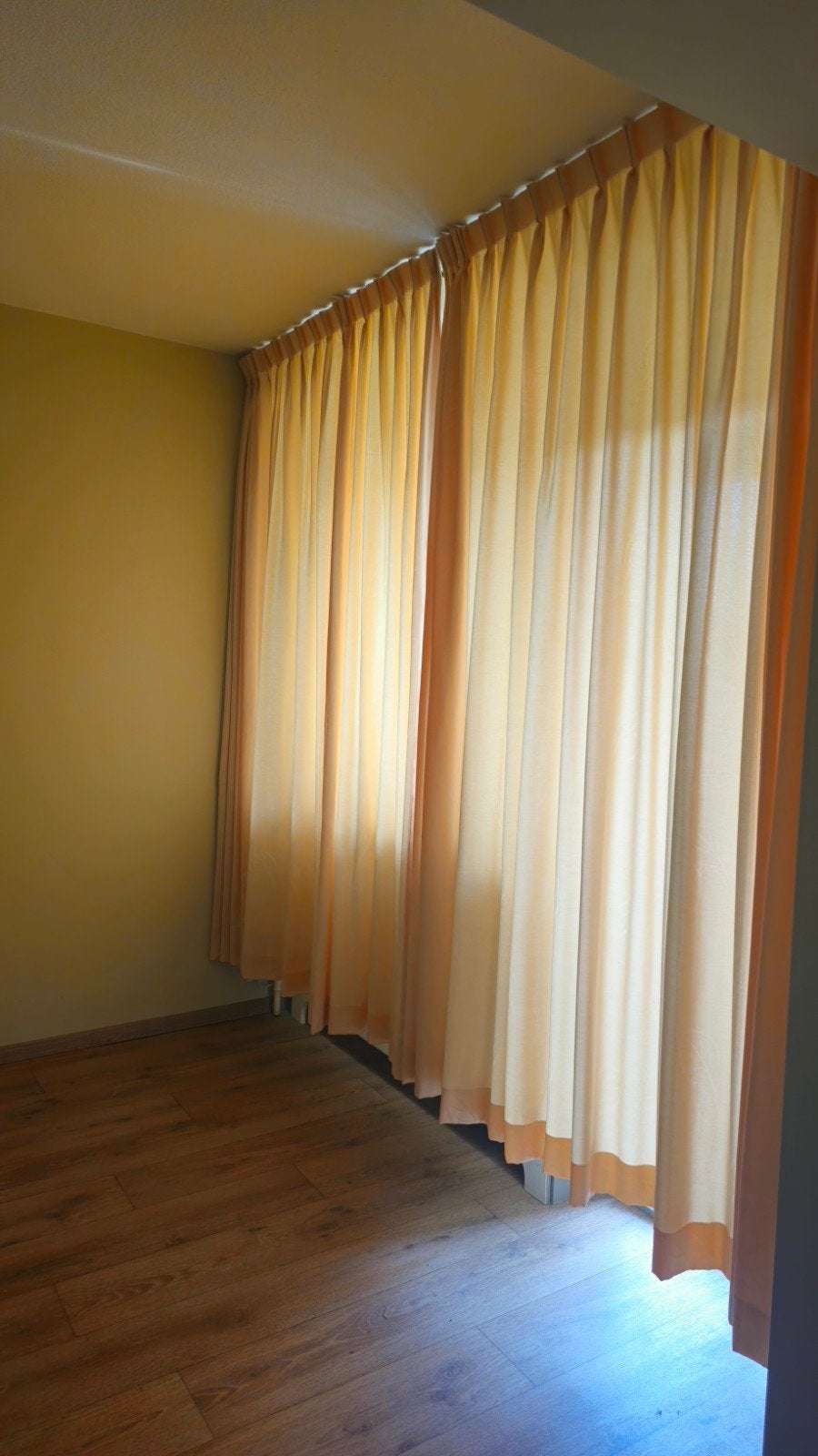 Gordijnen met bladmotief, Huis en Inrichting, Stoffering | Gordijnen en Lamellen, Gebruikt, Beige, Ophalen of Verzenden, Lichtdoorlatend