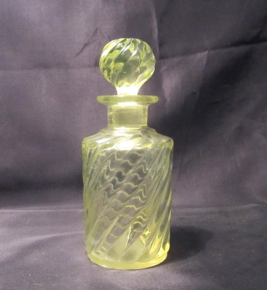Antiek art deco vaseline/uranium glazen parfumfles Baccarat2, Verzenden