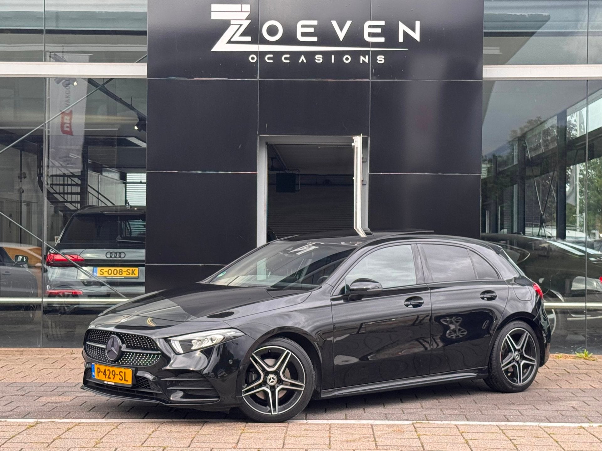 Mercedes-Benz A-klasse Mercedes A180 AMG LINE AUTOMAAT | PAN, Auto's, 136 pk, Gebruikt, 4 cilinders, Zwart