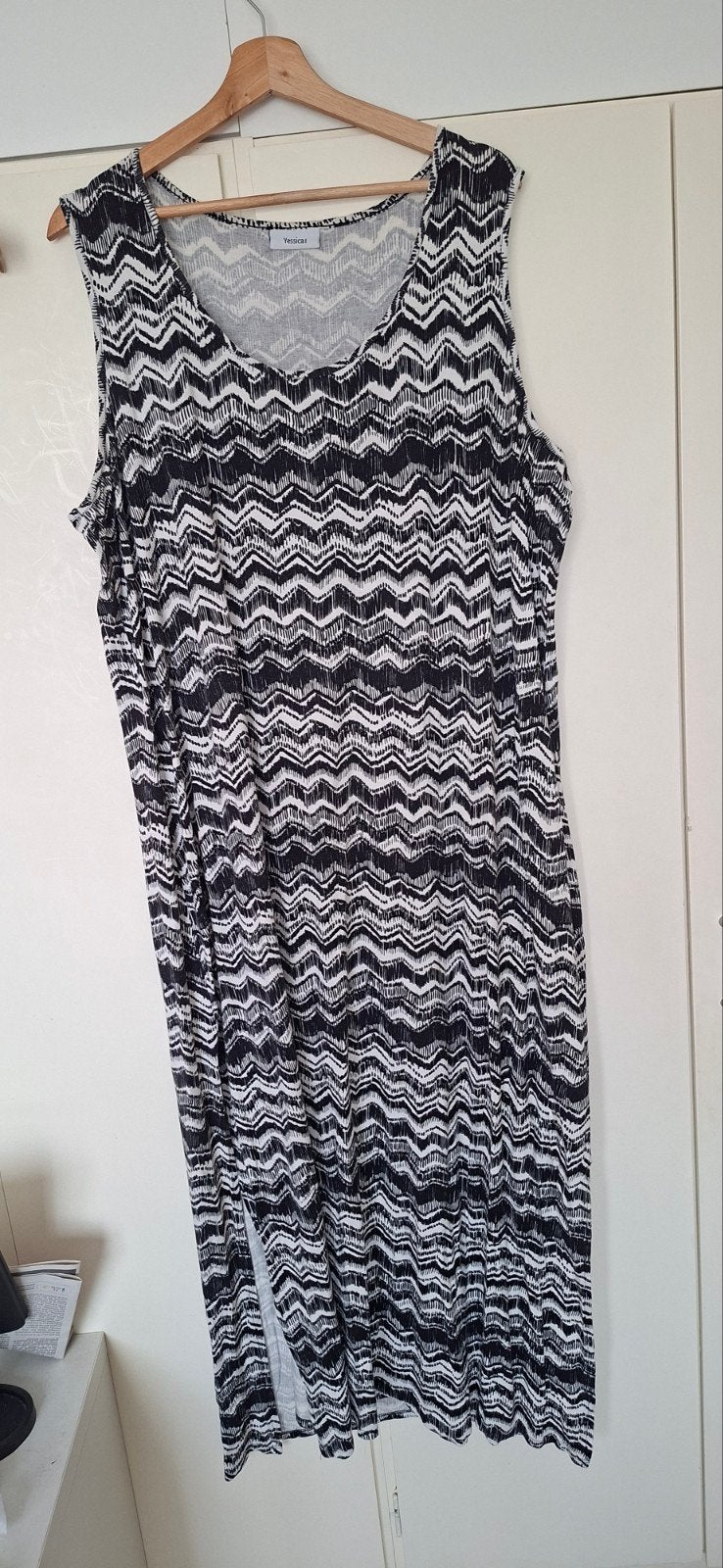 Yessica Zwart-wit gestreepte jurk met split, Maat 46/48 (XL) of groter, Ophalen of Verzenden, Zo goed als nieuw, Onder de knie