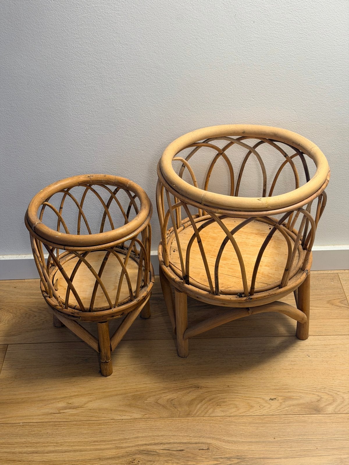 Set van 2 rotan plantenstandaards - Vintage, Huis en Inrichting, Woonaccessoires | Overige, Ophalen, Vintage, Zo goed als nieuw