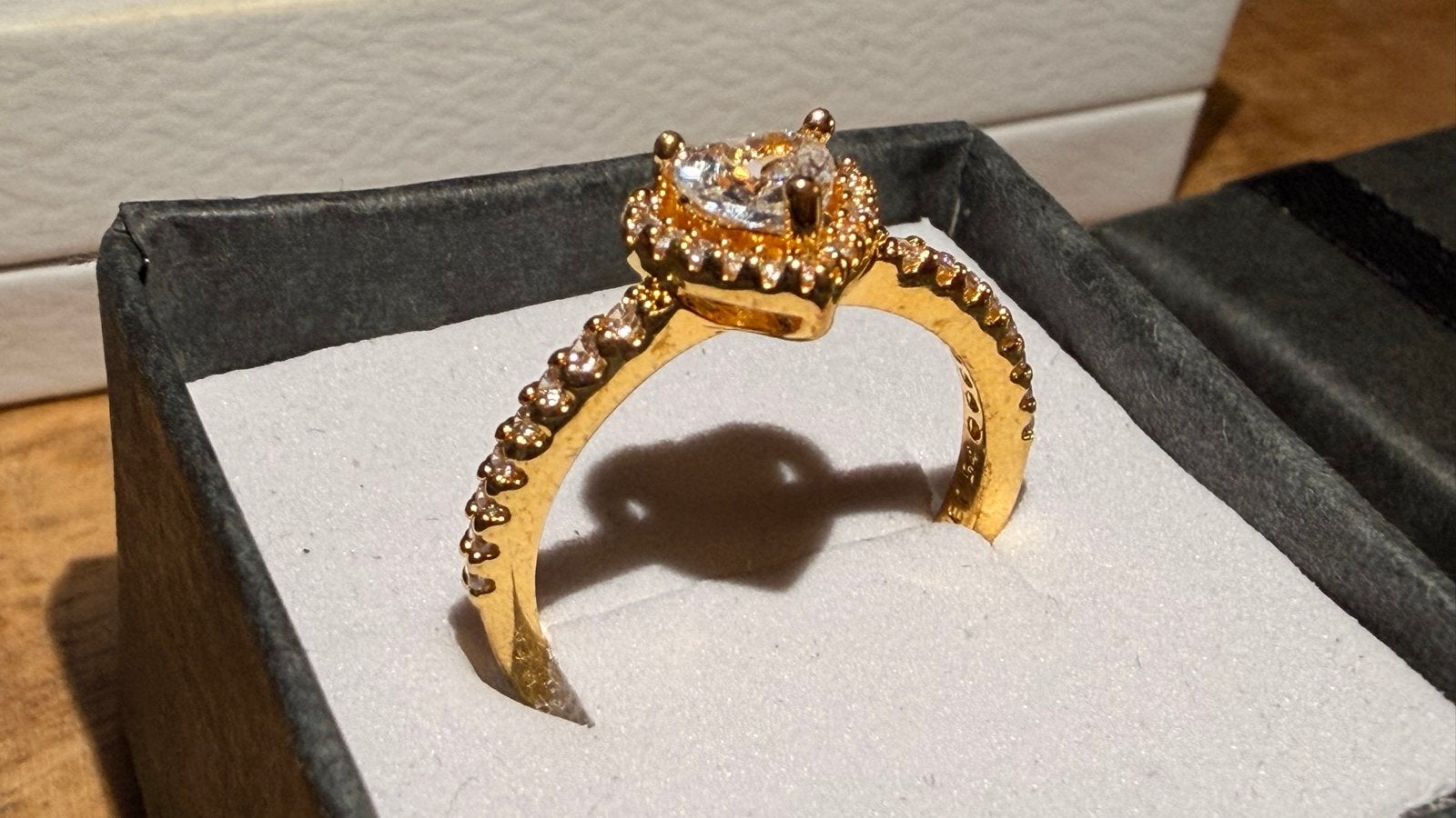 Pandora 14k vergulde ring met hartvormige zirkonia, Met kristal, Ophalen of Verzenden, Zo goed als nieuw, 17 tot 18