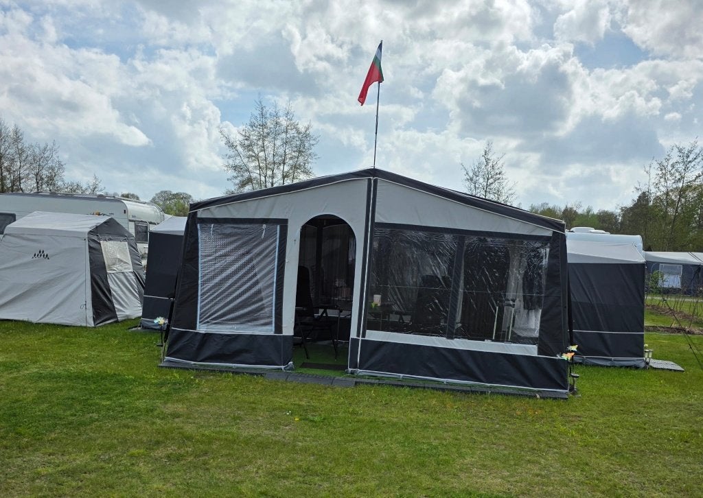 Te Koop Complete caravan met royale voortent(en) + inboedel, Caravans en Kamperen, Caravans, Standaardzit, Frans bed, Tot en met 3