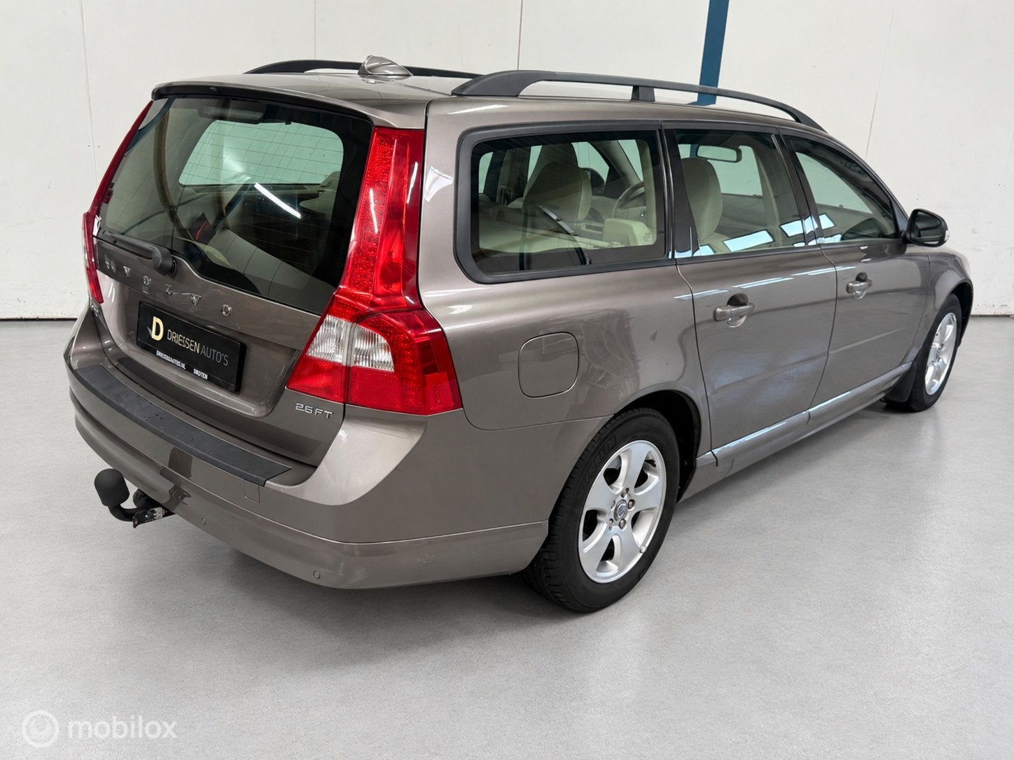 Volvo V70 2.5FT Momentum AUTOMAAT / TREKHAAK, Gebruikt, 1583 kg, 5 cilinders, Voorwielaandrijving