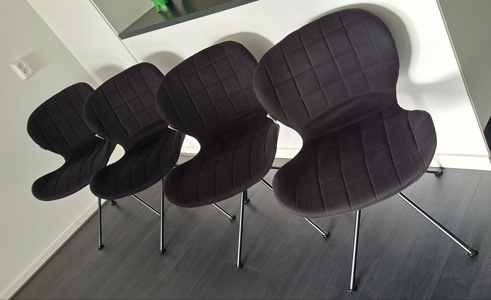 4 ZUIVER OMG eetkamerstoelen stof zwart, Ophalen, Gebruikt, Zwart, Vier