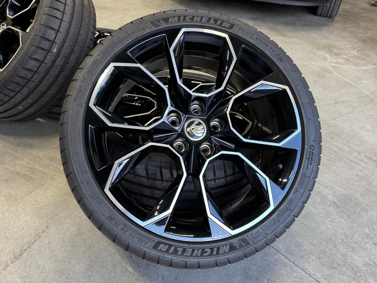 19” inch Skoda Octavia RS Extreme wielen met Michelin PS4S, Gebruikt, Banden en Velgen, 235 mm, Personenwagen