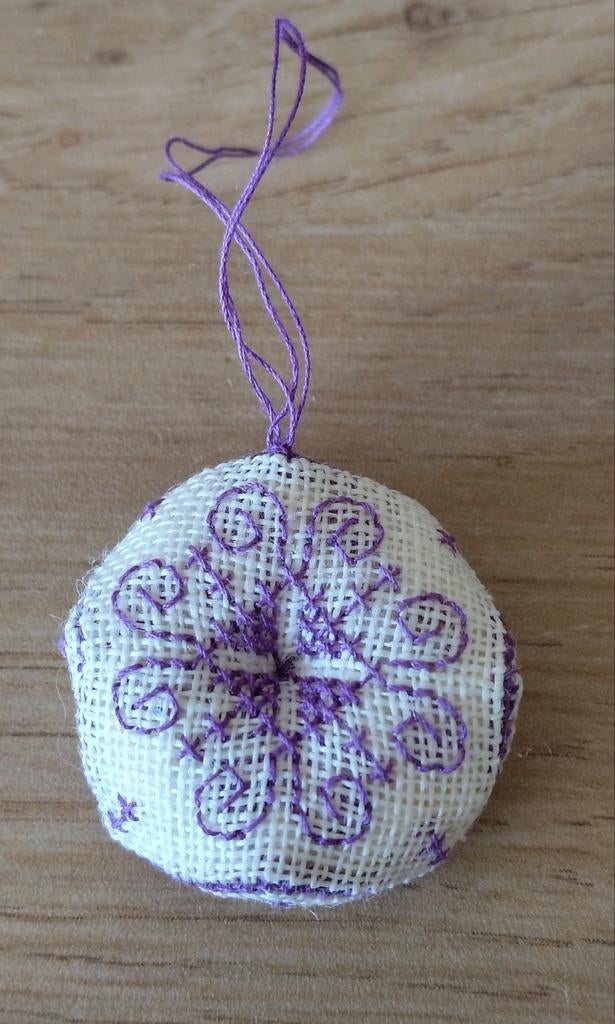 HANDGEMAAKT SPELDENKUSSEN*POPPENHUIS, Verzamelen, Poppenhuizen en Toebehoren, Verzenden, Zo goed als nieuw, Poppenhuis
