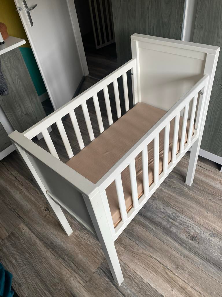 Wit houten wiegje met matras en hoes niet gebruikt. Merk TWF, Ophalen, Zo goed als nieuw, Wieg