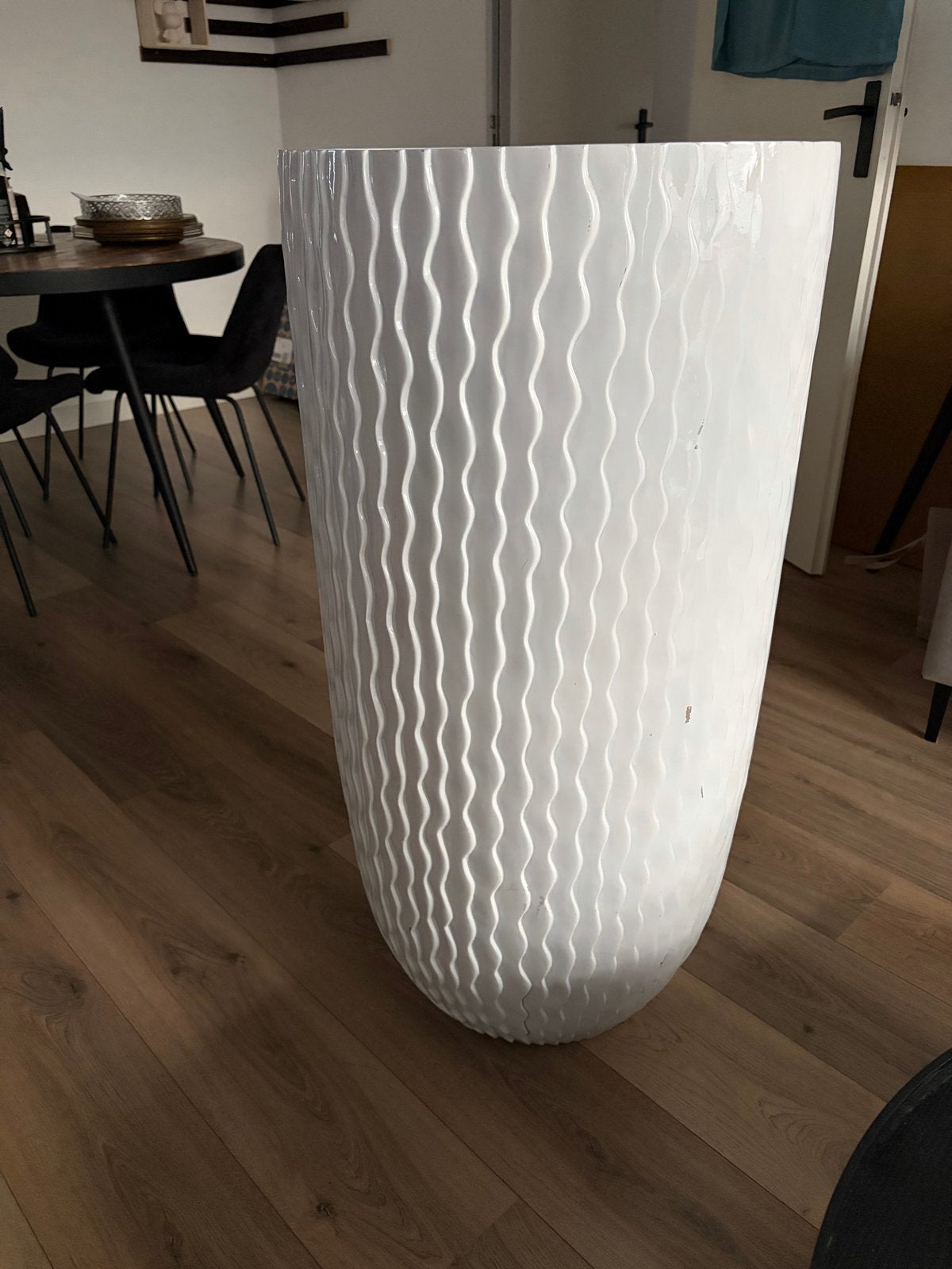 Grote witte kunststof bloempot, golvend patroon, 100 cm hoog, Overige materialen, Gebruikt, Rond, Binnen