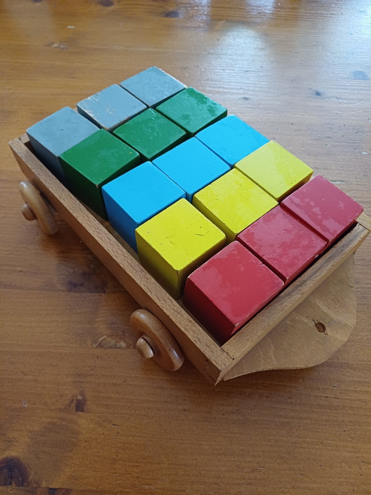 Vintage houten blokkenkar met kleurrijke blokken, Verzenden, Gebruikt, Duw- of Trekspeelgoed