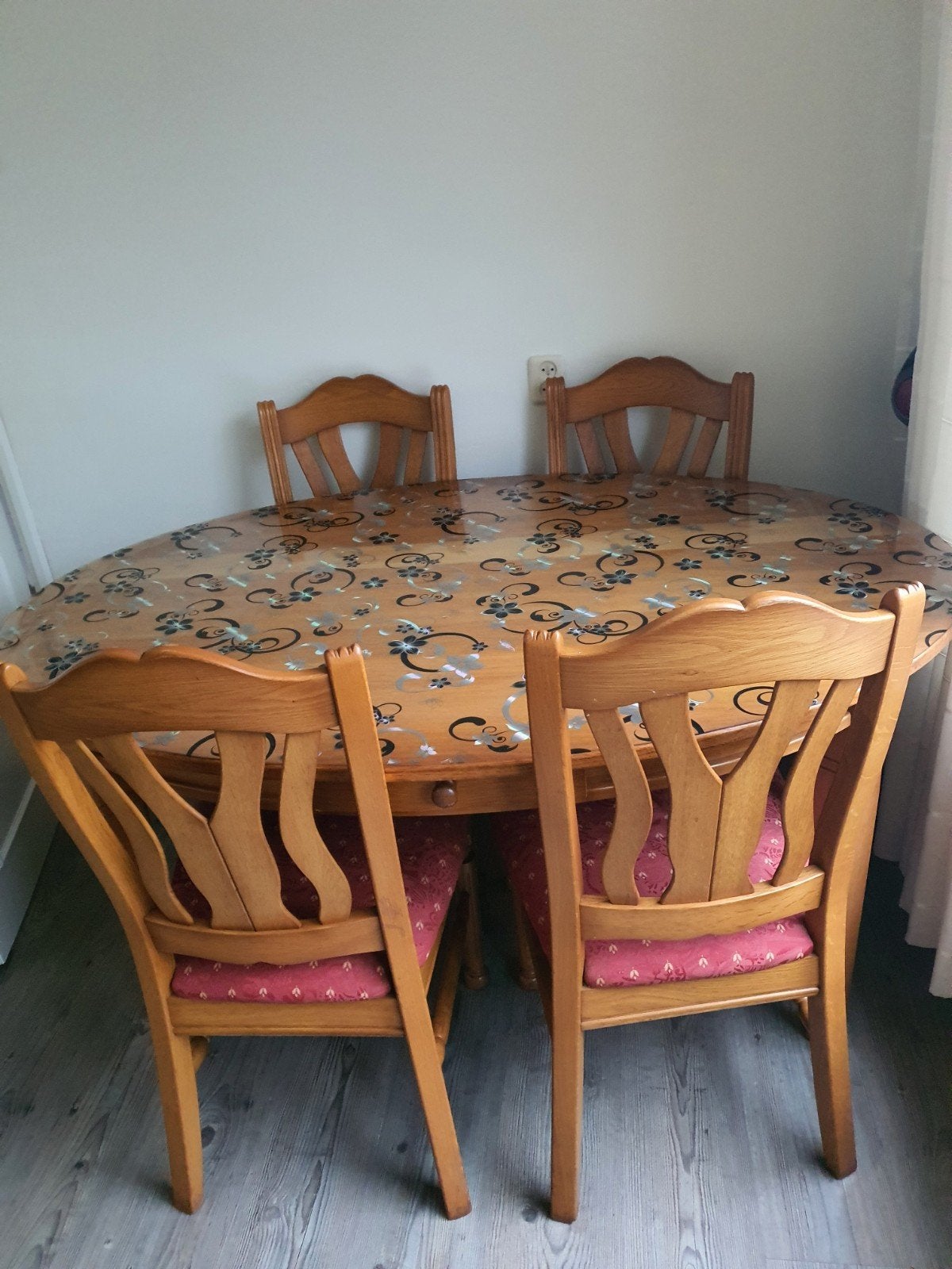 Ovale houten eettafel met 4 stoelen - Zo goed als nieuw, 100 tot 150 cm, Ophalen of Verzenden, Zo goed als nieuw, 150 tot 200 cm