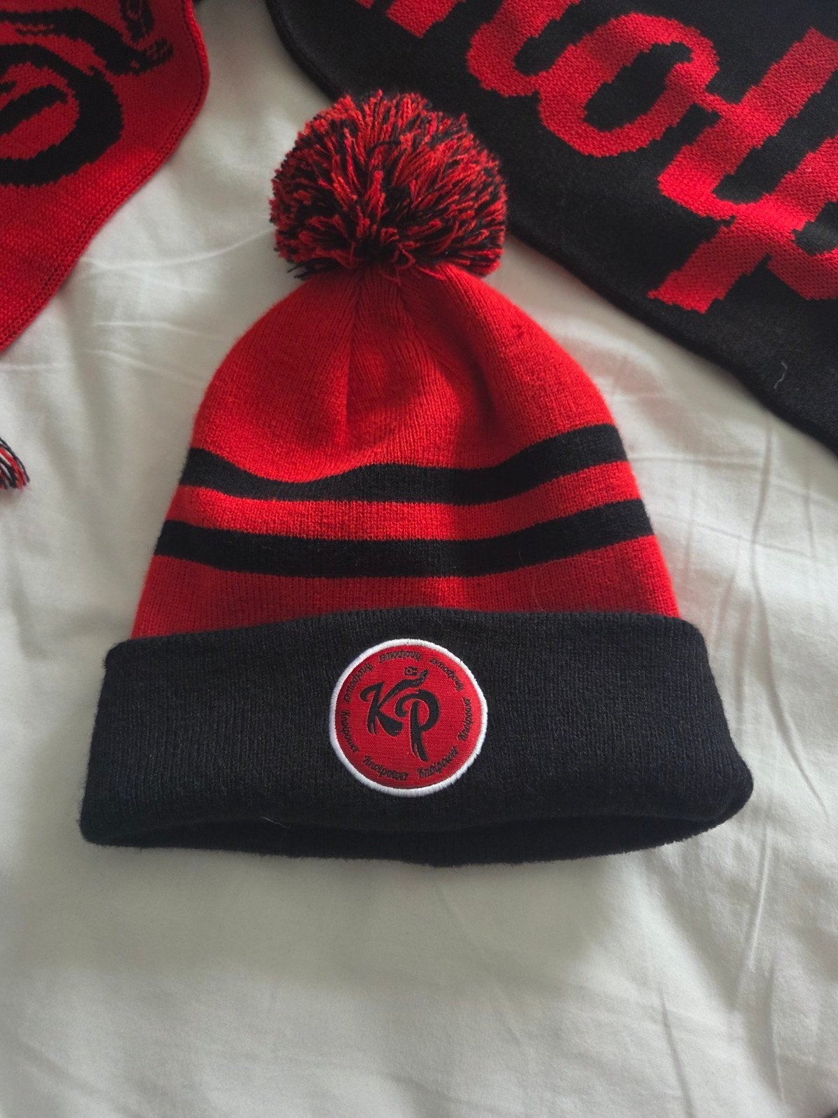 Knolpower Muts en Sjaal Set - Rood/Zwart, Ophalen of Verzenden, Zo goed als nieuw, Muts