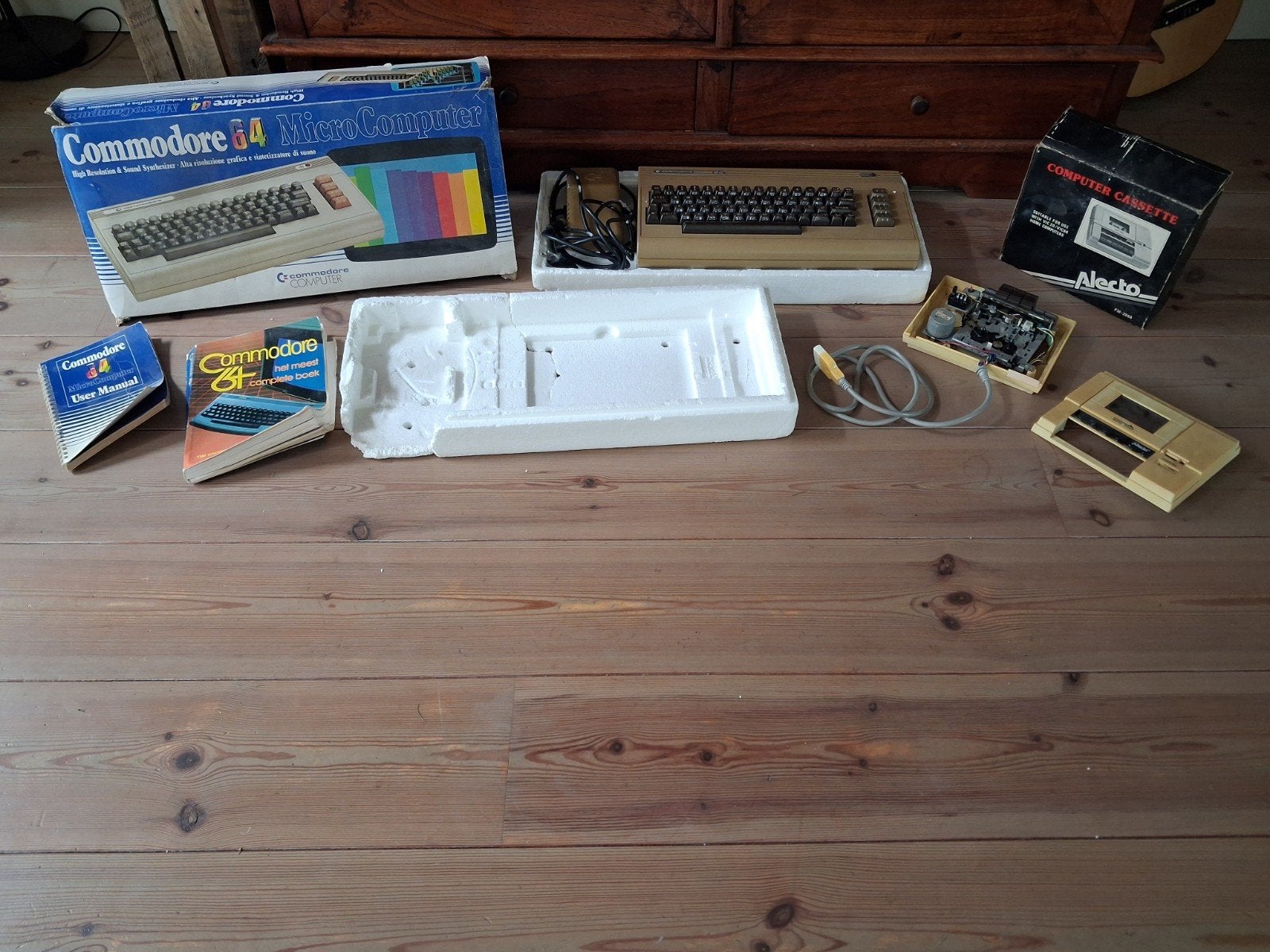 Commodore 64 MicroComputer met computer cassette en accessoi, Computers en Software, Vintage Computers, Verzenden