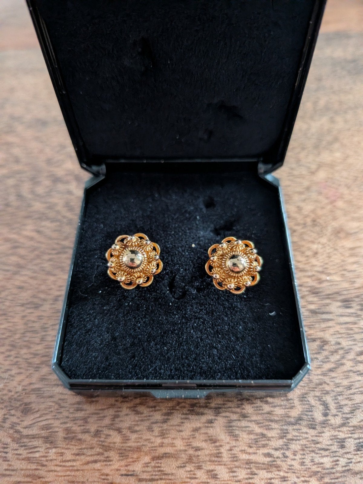 Zeeuws knoopje oorbellen massief goud, Ophalen of Verzenden, Zo goed als nieuw, Goud