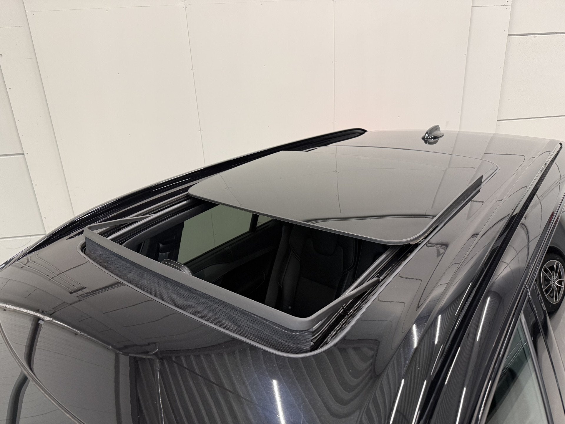 Volvo XC90 T8 Recharge AWD R-Design PANO/B&W/TREKHAAK/360CAM, Auto's, Volvo, Gebruikt, Zwart, 4 cilinders, Zwart