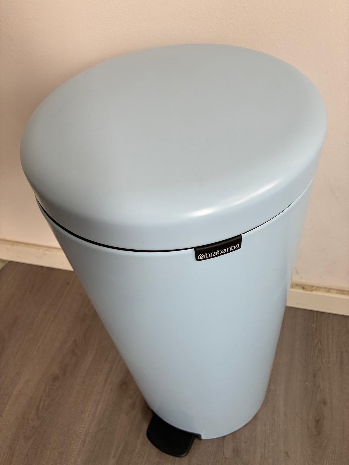 Brabantia NewIcon Prullenbak - 30L - Dreamy Blue, Huis en Inrichting, Woonaccessoires | Prullenbakken, Ophalen, 50 – 75, Met pedaal