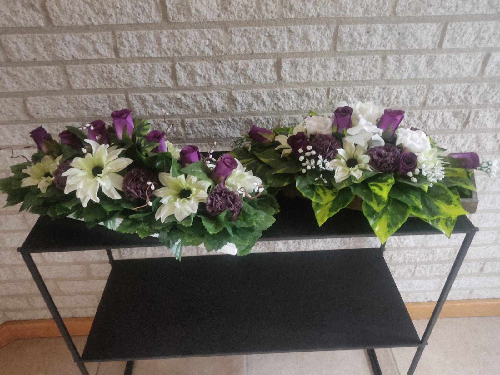 Twee prachtige kunstbloemstukken met paarse en witte bloemen, Ophalen of Verzenden