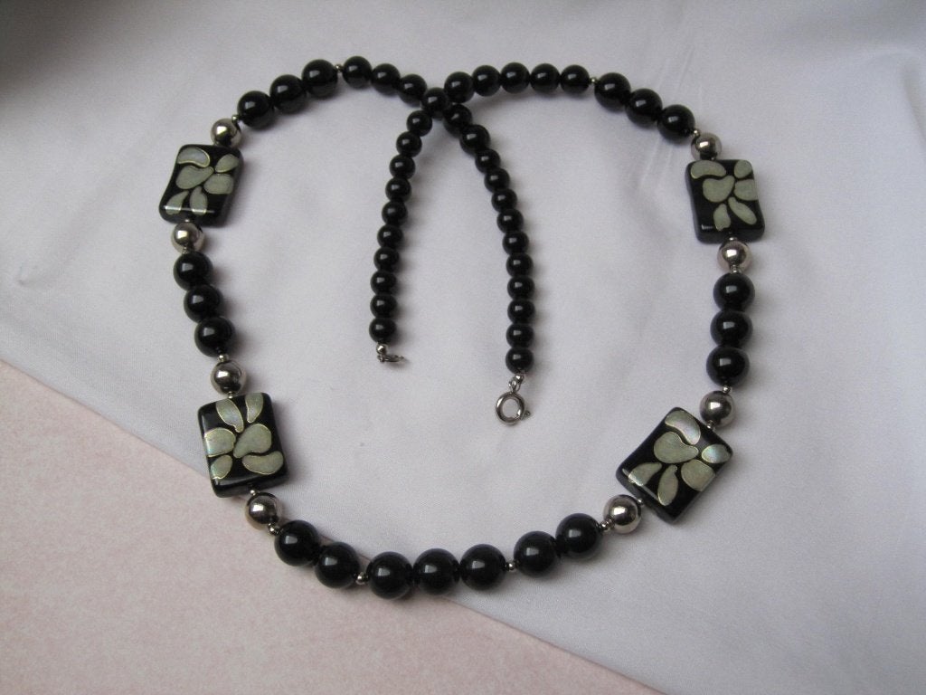 Ketting zwarte kunststof kralen met parelmoer motiefje, Verzenden, Zo goed als nieuw, Zwart, Kunststof