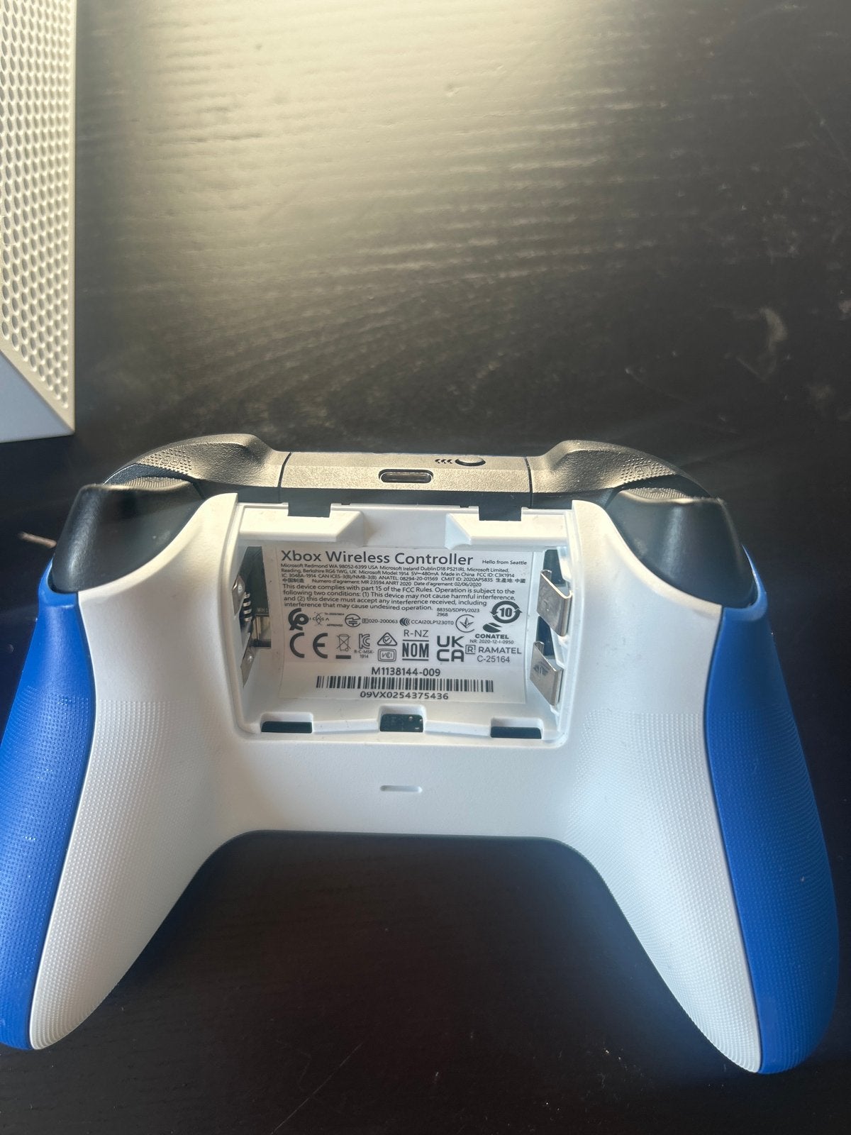 Foto 3 van Xbox Series S met blauwe controller