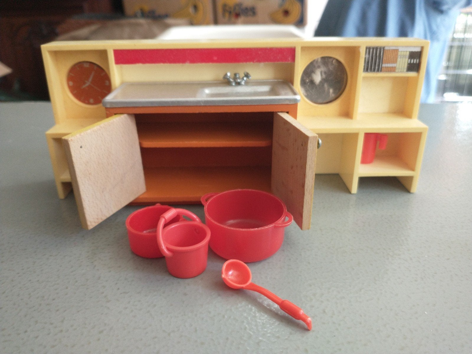 Vintage poppenhuis meubels: keuken en badkamer, Ophalen of Verzenden, Gebruikt, Poppenhuis