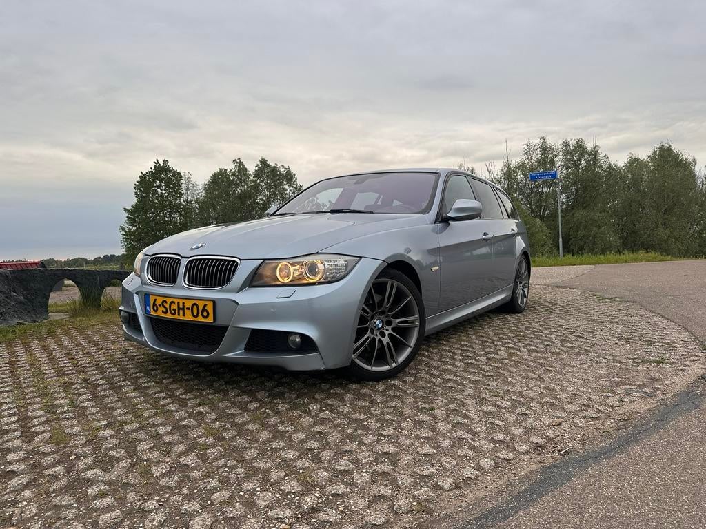 BMW 330D E91 MOTOR NIEUW, M-PAKKET, H&K, ONDERHOUD, VOL!, Euro 5, Achterwielaandrijving, 1800 kg, Zwart