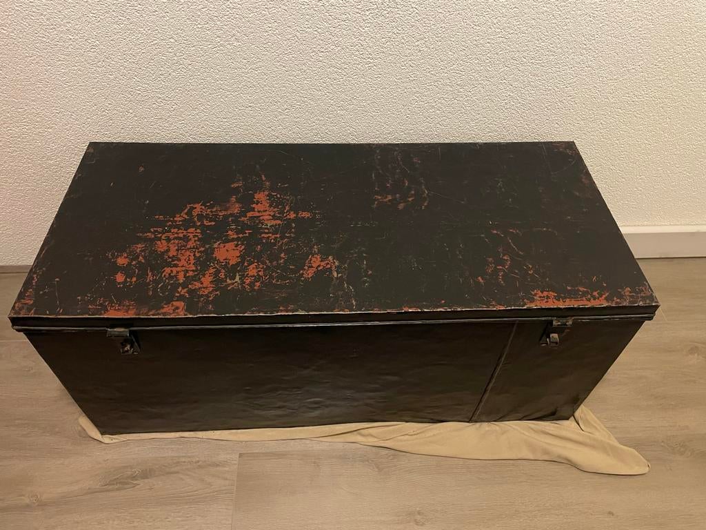 Vintage zwarte blikken dekenkist, Ophalen, Gebruikt, 50 tot 100 cm, 100 tot 125 cm