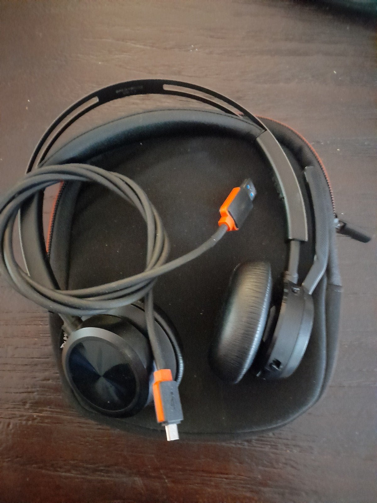 Poly Voyager Focus 2 UC met ANC, oplader en hoes, Ophalen of Verzenden