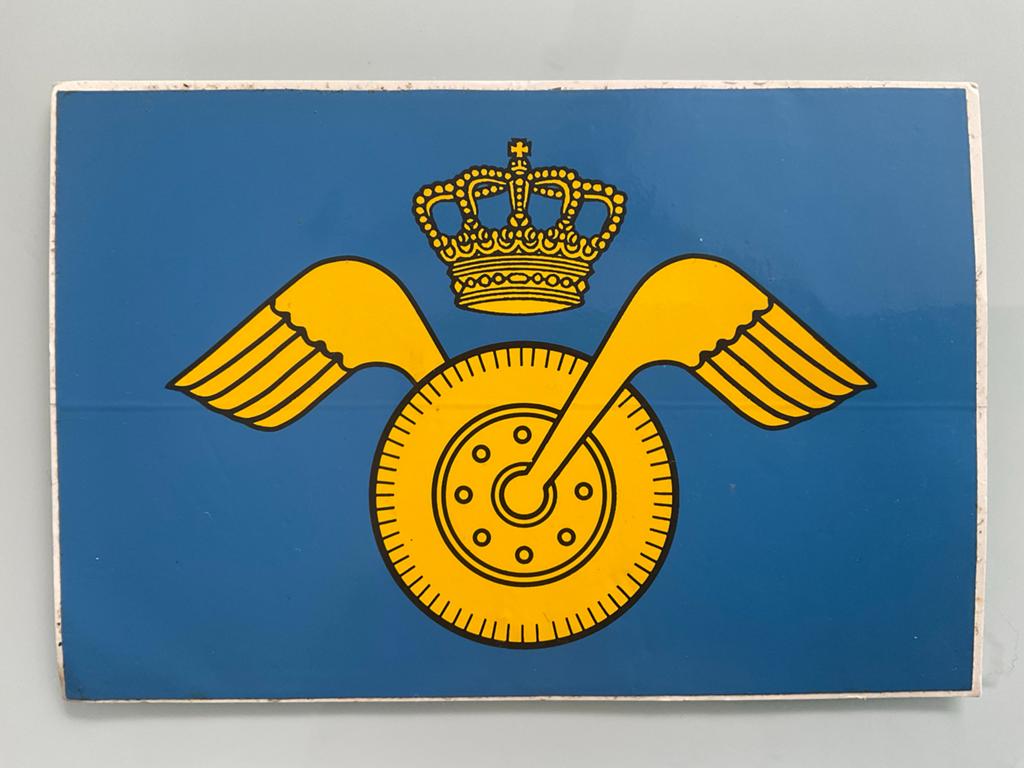 Vintage sticker AAT, Verzamelen, Militaria | Algemeen, Verzenden, Landmacht, Nederland, Embleem of Badge