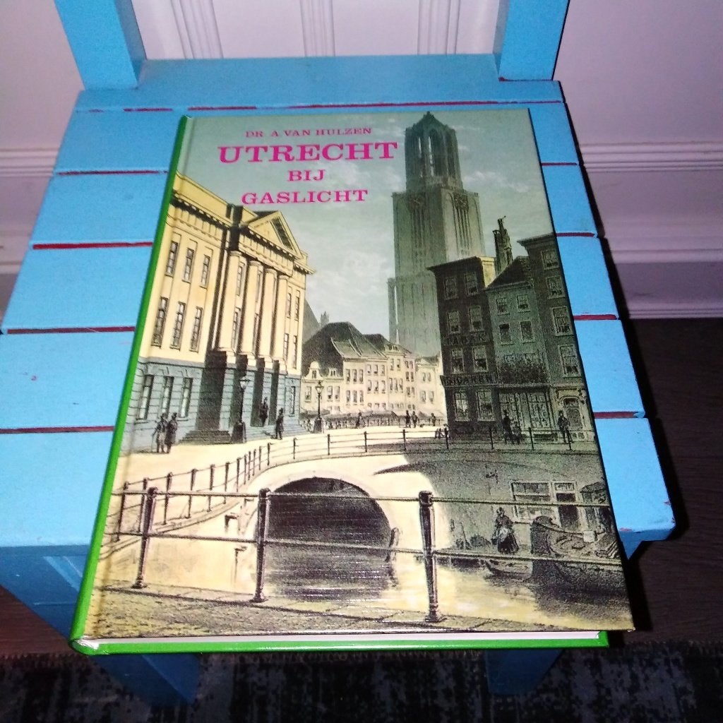 Utrecht bij gaslicht geschreven door Dr. A. van Hulzen, Boeken, Geschiedenis | Stad en Regio, Ophalen, Gelezen