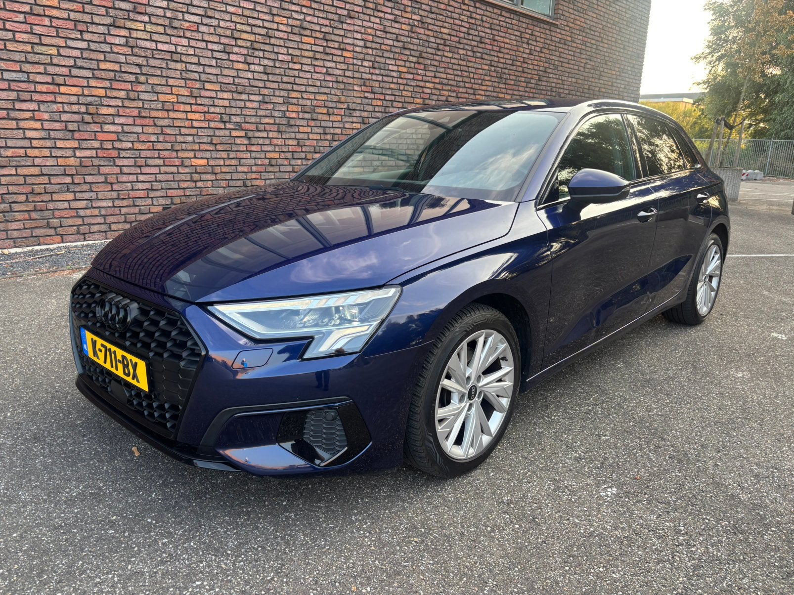 AUDI A3 30 TFSI 5DR BJ2020 NW MODEL NAVARRA BLUE AIRCO NAP, Auto's, Voorwielaandrijving, Blauw, Origineel Nederlands, Handgeschakeld