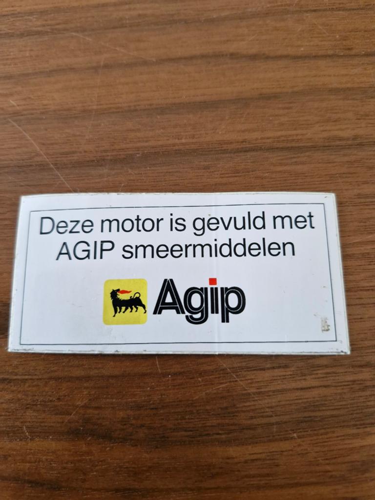 7589  Agip Sticker - 'Deze motor is gevuld met AGIP smeerm, Verzamelen, Stickers, Ophalen of Verzenden, Gebruikt, Auto of Motor