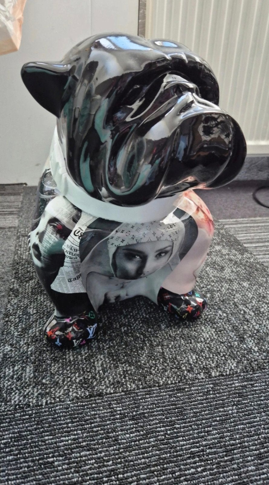 LV Bulldog Beeld met Taylor Swift en andere popiconen, Ophalen, Overige onderwerpen, 20 - 50 cm, Overige materialen