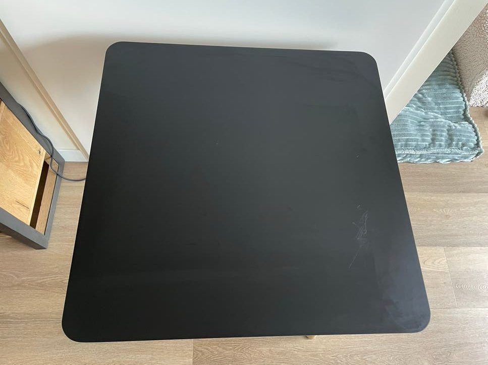 Zwart bijzettafeltje met houten poten, Ophalen, Gebruikt, 55 tot 75 cm, 60 cm of meer